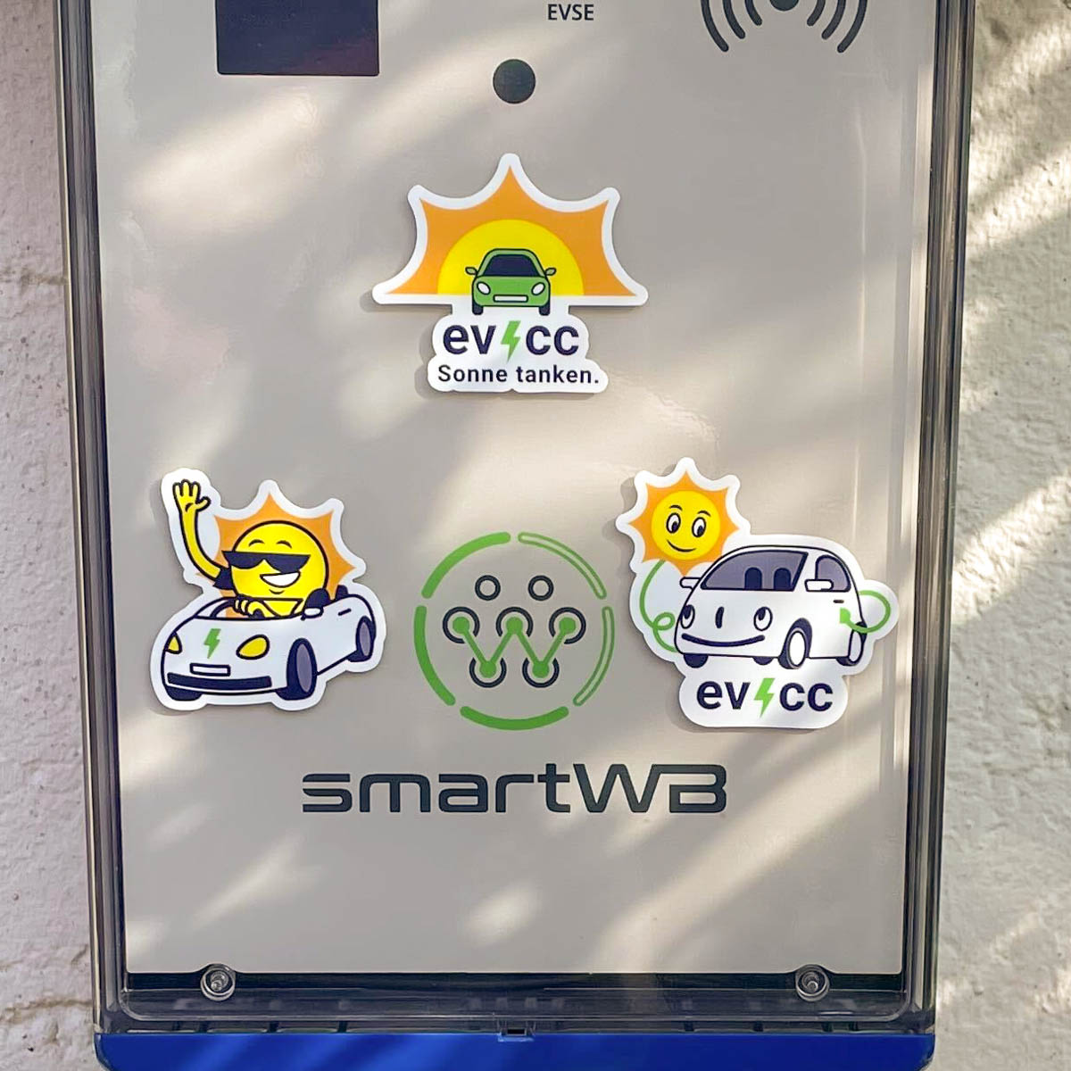 evcc-Sticker im Einsatz auf Wallbox