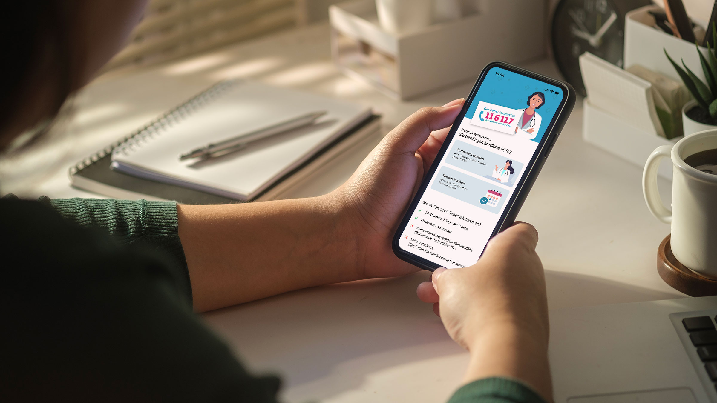 Frau hält Smartphone mit geöffneter 116117.app in der Hand